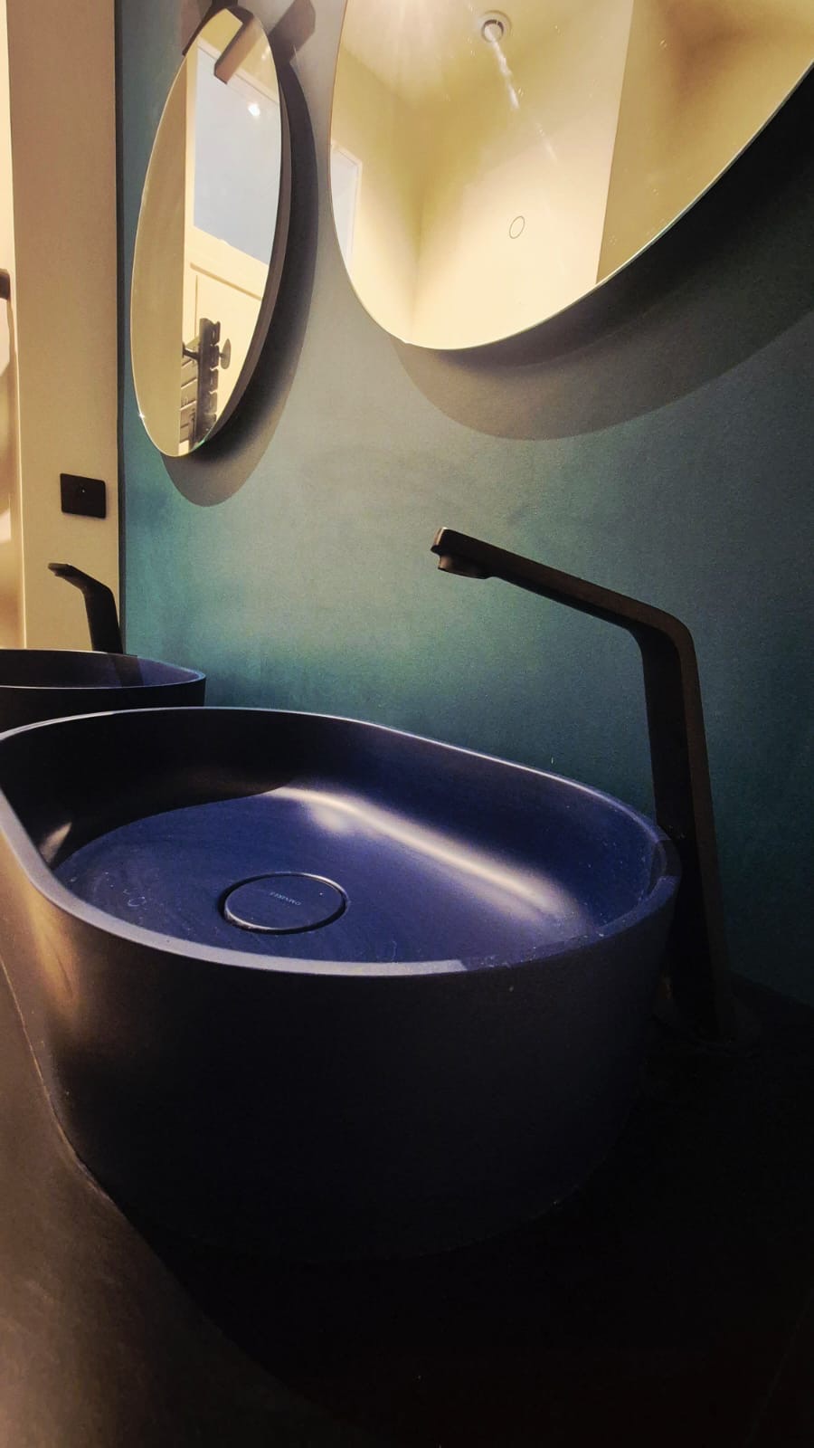 Lavabo design noir mate salle d'eau Paris 8e