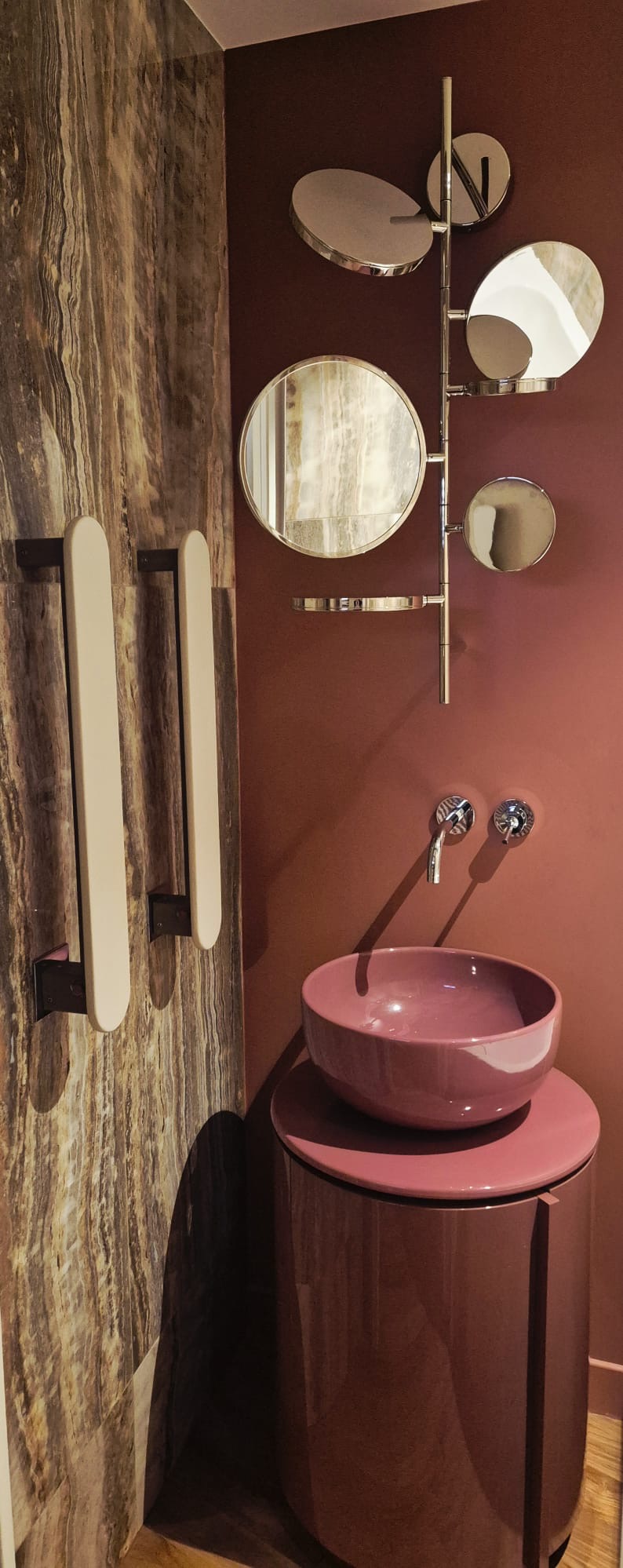 Salle d'eau design rose avec miroirs et marbre