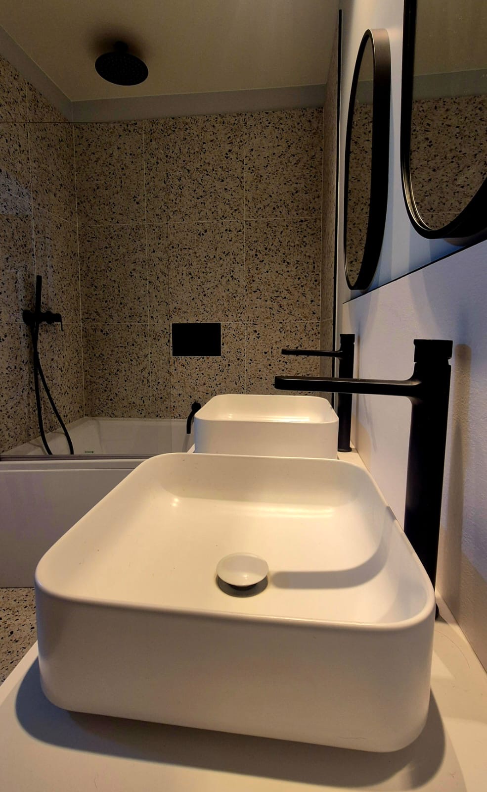 Détail salle de bain terrazzo vasque design