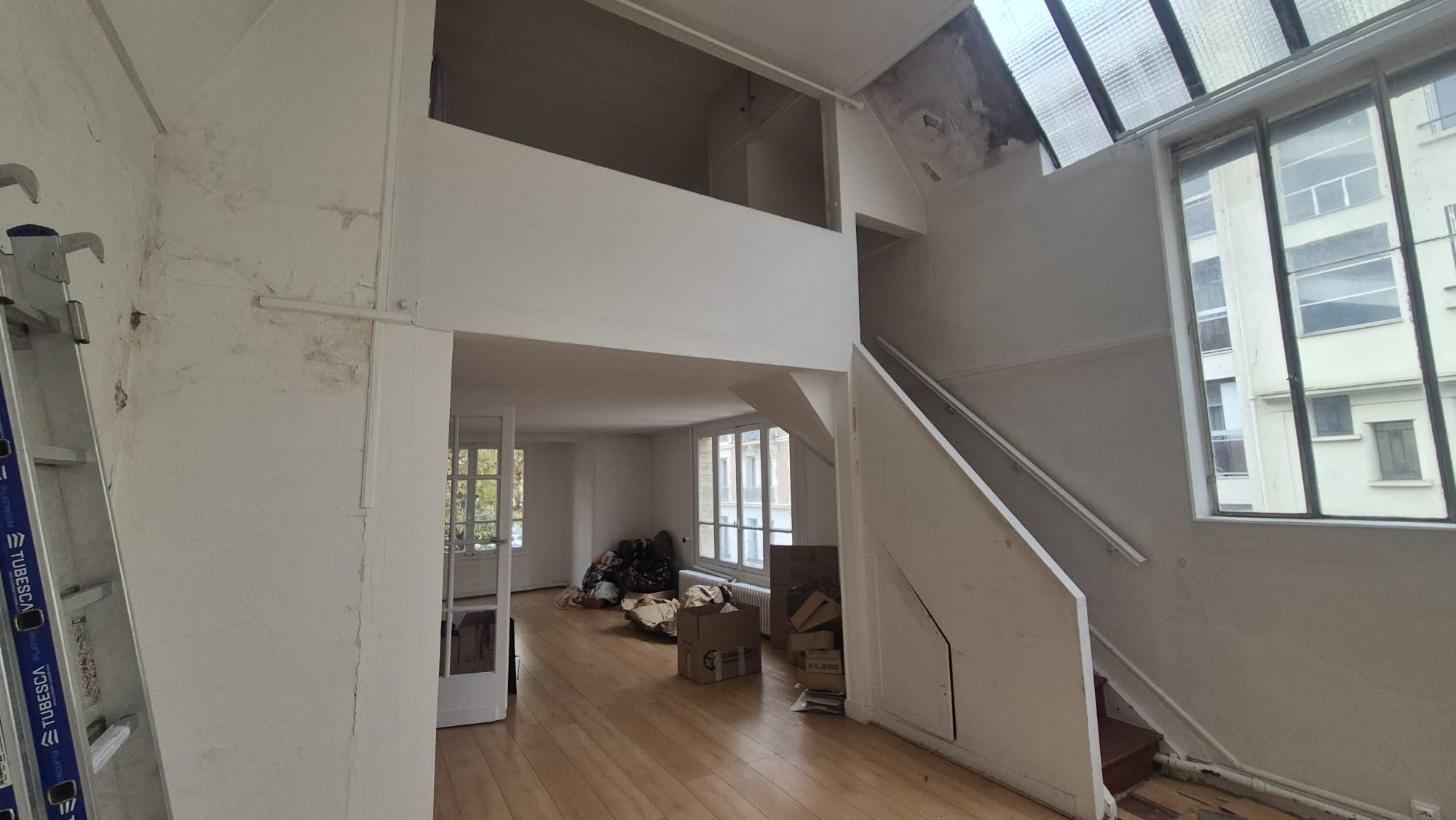 Avant — Mezzanine et escalier duplex Paris 9e
